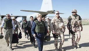 Dalia Grybauskaitė su Lietuvos kariais.