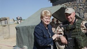 Dalia Grybauskaitė su Lietuvos kariais.