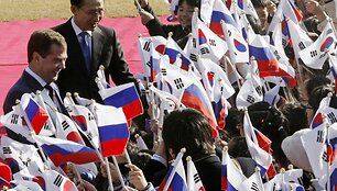 Rusijos prezidentas Dmitrijus Medvedevas ir Pietų Korėjos prezidentas Lee Myung-bakas