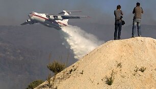 Vandenį ant ugnies lieja Rusijos lėktuvas &bdquo;Il-76&ldquo;.
