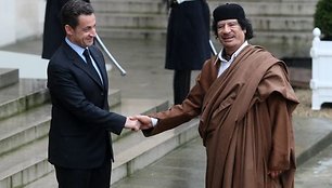 Prancūzijos prezidentas Nicolas Sarkozy ir Muamaras Kadhafi (Paryžius, 2007 m.)