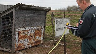 Ukmergės policininkas apžiūri vadinamąjį &bdquo;Beglobių gyvūnų surinkimo punktą&ldquo;.