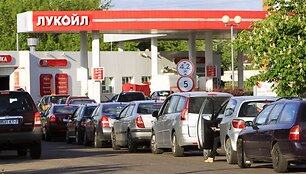 Baltarusiai kantriai laukia eilėje prie degalinės.