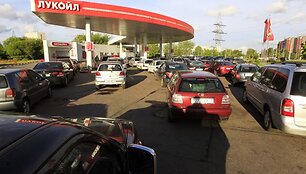 Dėl gresiančio degalų brangimo prie degalinių nusidriekė milžini&scaron;kos eilės.