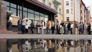 Žmonių eilė prie bankomato Gardine