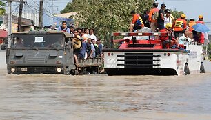 Vienais automobiliais atvyksta gelbėtojai, o kitais į saugią vietą i&scaron;vežami gyventojai.