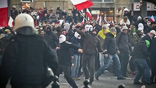 Nacionalistai mėto akmenis.