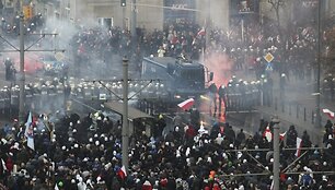 Policija užtvėrė kelią anarchistams.