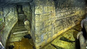 Įprastinis tunelis pamažu pereina į siaurus senovinius kalnakasybos koridorius, kuriuos semia skaidrutėlis, tyras ir, lankytojų vertinimu, skanus vanduo.