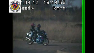 Motociklininkas su dvylikamečiu už nugaros