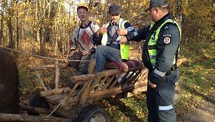 Kelių policijos pareigūnai dalina atšvaitus ir liemenes