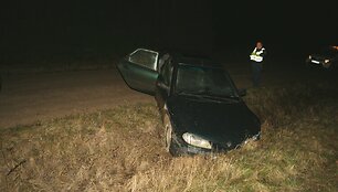 Įskriejęs į griovį, vairuotojas bandė sprukti laukais