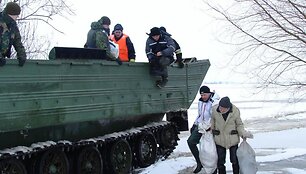 Karių pagalba gyventojams potvynio zonoje