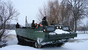 Karių pagalba gyventojams potvynio zonoje