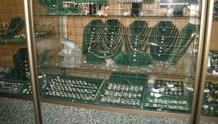 Vitrina su grotomis parduotuvėje Varėnoje