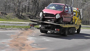 Iš avarijos vietos Vilniuje, T.Narbuto g., išvežamas automobilis „Opel“