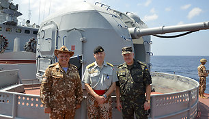 Iš kairės: Ukrainos laivyno flagmano karininkas, generolas Knudas Bartelsas ir generolas pulkininkas Volodimiras Zamana