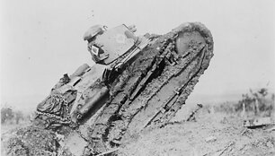Tankas &bdquo;Renault FT 17&ldquo; įveikia griovas