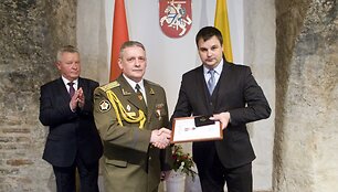 Kadenciją baigęs Baltarusijos Respublikos gynybos ata&scaron;ė Lietuvai pulkininkas Sergejus Zezulinas (centre)