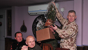 Kariams gen. ltn Arvydas Pocius atvežė Kalėdinių eglučių