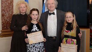 Jaunosios pianistės Vaiva Mitkutė ir Marija Gu&scaron;čiūtė su mokytoja ir komisijos pirmininku