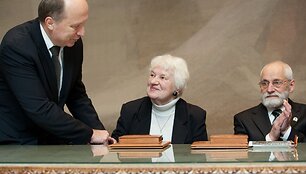 Premjeras Andrius Kubilius sveikina valstybine Jono Basanavičiaus premija apdovanotus Vitalį Pranci&scaron;kų Stepulį ir Živilę Antaniną Mačionienę