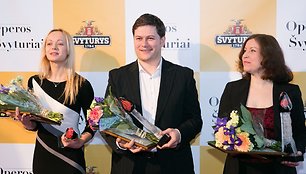 „Operos švyturių“ laureatai Inga Cibulskytė, Merūnas Vitulskis ir Sandra Janušaitė