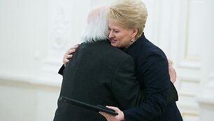Dalia Grybauskaitė sveikina skulptorių Vladą Vildžiūną