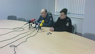 Vilniaus policijos šefas K.Lančinskas (kairėje) ir jo pavaduotojas R.Dervinskas savo pavaldinių darbu antradienį prie Seimo liko labai patenkinti.