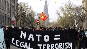 Policija penktadienį panaudojo ašarines dujas ir vandens patrankas susirėmimuose su demonstrantais