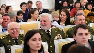 Valstybės atkūrimo dienos proga už nuopelnus Lietuvai, mūsų &scaron;alies vardo garsinimą pasaulyje, drąsą, sumanumą ir ryžtą gelbstint žūvančiuosius prezidentė Dalia Grybauskaitė apdovanojo tris de&scaron;imtis lietuvių bei užsienio valstybių piliečių.