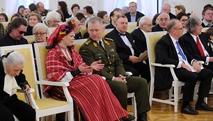 Valstybės atkūrimo dienos proga už nuopelnus Lietuvai, mūsų &scaron;alies vardo garsinimą pasaulyje, drąsą, sumanumą ir ryžtą gelbstint žūvančiuosius prezidentė Dalia Grybauskaitė apdovanojo tris de&scaron;imtis lietuvių bei užsienio valstybių piliečių.