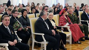 Valstybės atkūrimo dienos proga už nuopelnus Lietuvai, mūsų &scaron;alies vardo garsinimą pasaulyje, drąsą, sumanumą ir ryžtą gelbstint žūvančiuosius prezidentė Dalia Grybauskaitė apdovanojo tris de&scaron;imtis lietuvių bei užsienio valstybių piliečių.