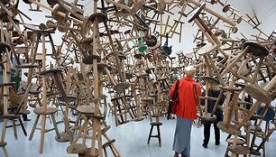 Ai Weiwei &scaron;okiravo Veneciją kalėjimo scenomis.
