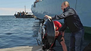 Vladimiras Putinas tyrinėjo Baltijos jūroje nuskendusį laivą.