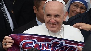 Popiežius apsilankė skurdžiausioje Rio faveloje.