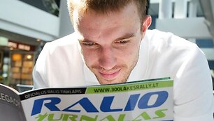 Krep&scaron;ininkas skaito &bdquo;Ralio&ldquo; žurnalą