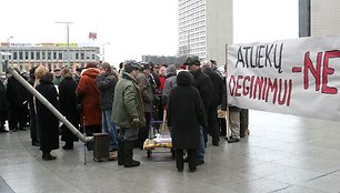 Lazdynų gyventojų protestas prie Vilniaus miesto savivaldybės dėl Vilniaus regioninės komunalinių atliekų deginimo gamyklos statybos