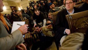 Žurnalistas Muntazeras Zaidis i&scaron; karto buvo nulaikytas.