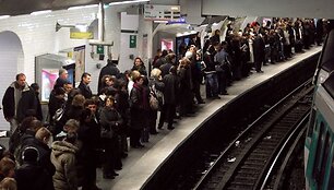 Žmonės laukia traukinio