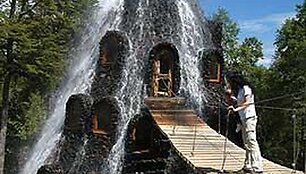 Čilėje siūloma nakvoti vandens apsuptame vie&scaron;butyje &bdquo;Magic Mountain Hotel&ldquo;.