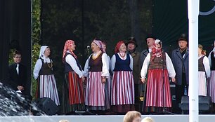 I&scaron; įvairių Lietuvos miestų. Kurortą, kaip ir sezono atidarymo dieną, užliejo kapelų muzika.  