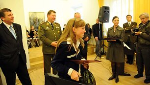 Geriausių darbų moksleiviai atvyko atsiimti apdovanojimo.