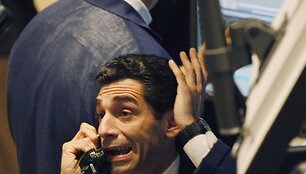 Biržos makleris guodžiasi telefonu mamai dėl i&scaron;tikusios krizės.