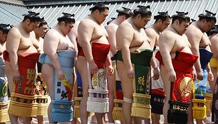 Sumo imtynininkai prie&scaron; kasmetines varžybas atlieka tam tikrą ritualą.