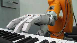 Muzikalus robotas mokantis groti pianinu.