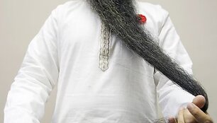 S.Singh laiko savo barzdą rankose