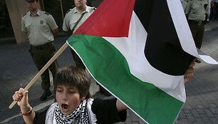 Čilėje palestinietis berniukas taip pat protestuoja prie Izraelio ambasados 