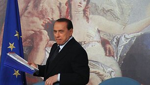 Silvio Berlusconi įra&scaron;inėja naują meilės dainų kompaktinę plok&scaron;telę.