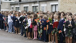 Lietuvoje šiandien prasidedantys mokslo metai bus paminėti įprastais ir naujais šventiniais renginiais. O kai kuriose užsienio šalyse jokių ypatingų ceremonijų nebus, nes ten nėra įprasta švęsti tokią progą. 